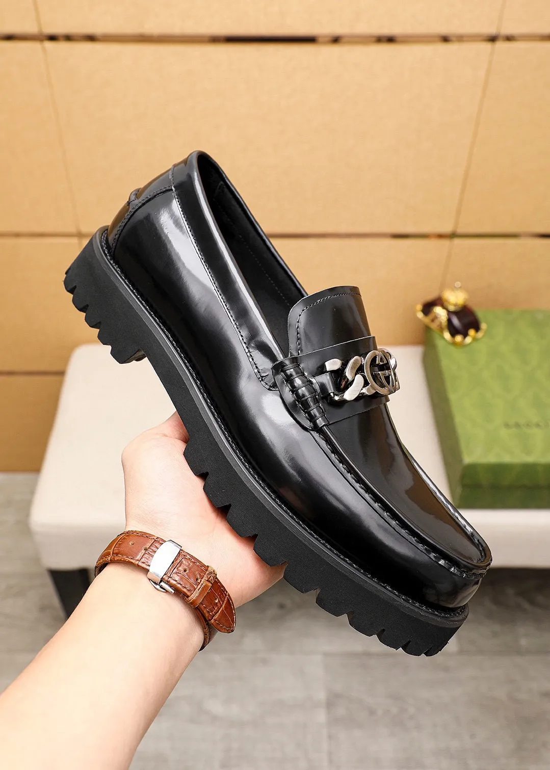 Men's shoes 💰460 💐 Product trademark: GUCCI "Gucci" casual leather shoes Regular size: 39-44 (38.45🉑️customized) Product materials: Selected imported first-layer open-edge beaded cowhide upper + luxury hardware buckle, imported water-dyed cowhide leather lining. Strong three-dimensional visual effect, foam outsole Color: 2⃣️colors available